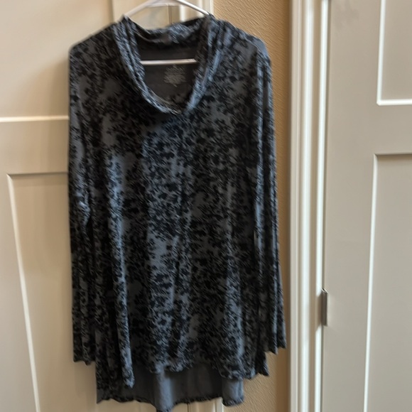 Black and grey floral software with stretch - Picture 2 of 3